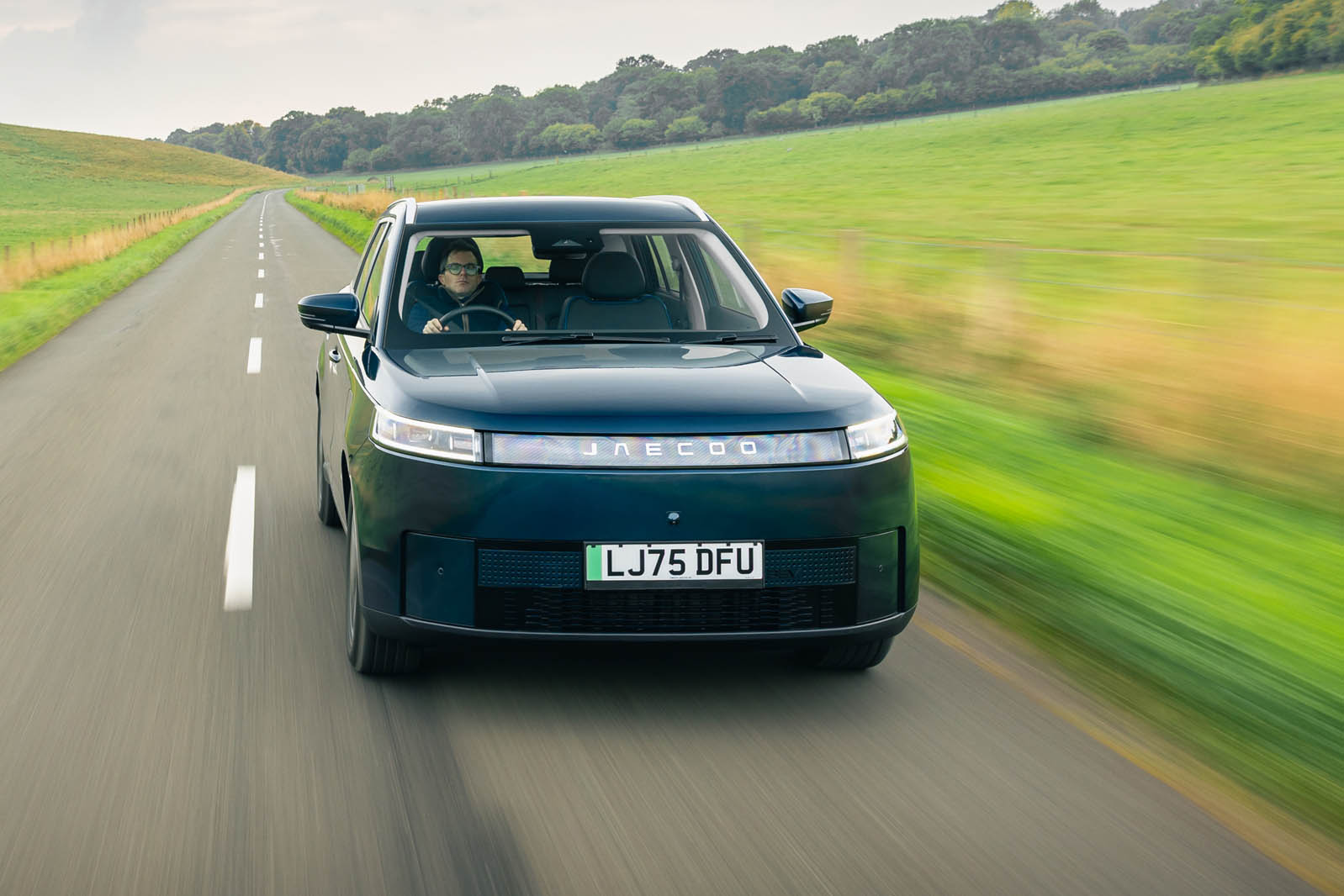 طراحی جانبی و خطوط بدنه جکو E5 الکتریکی