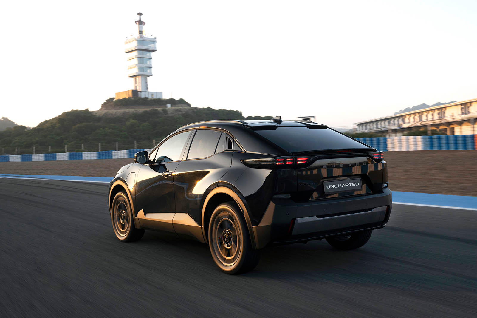 سوبارو آنچارتد ۲۰۲۵ نمای جانبی در مسیر خاکی