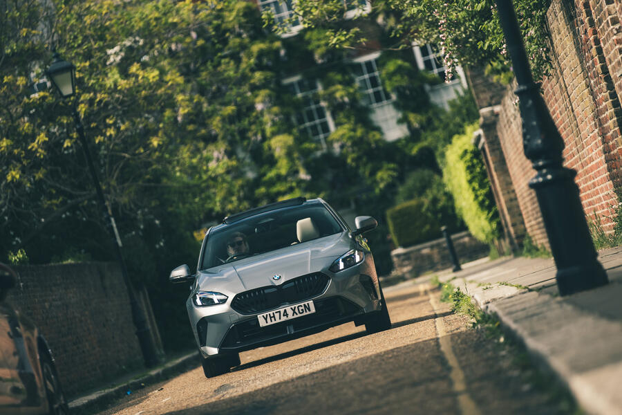 سیستم ترمز ارتقایافته M Sport Pro کالیپرهای ترمز قرمز M Sport در بی ام و ۱۲۰