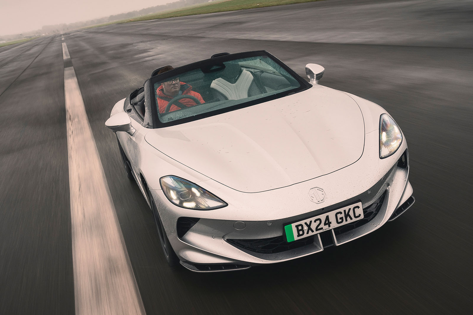 سایبرستر در سرعت بالا نمای جلو در حال حرکت سریع