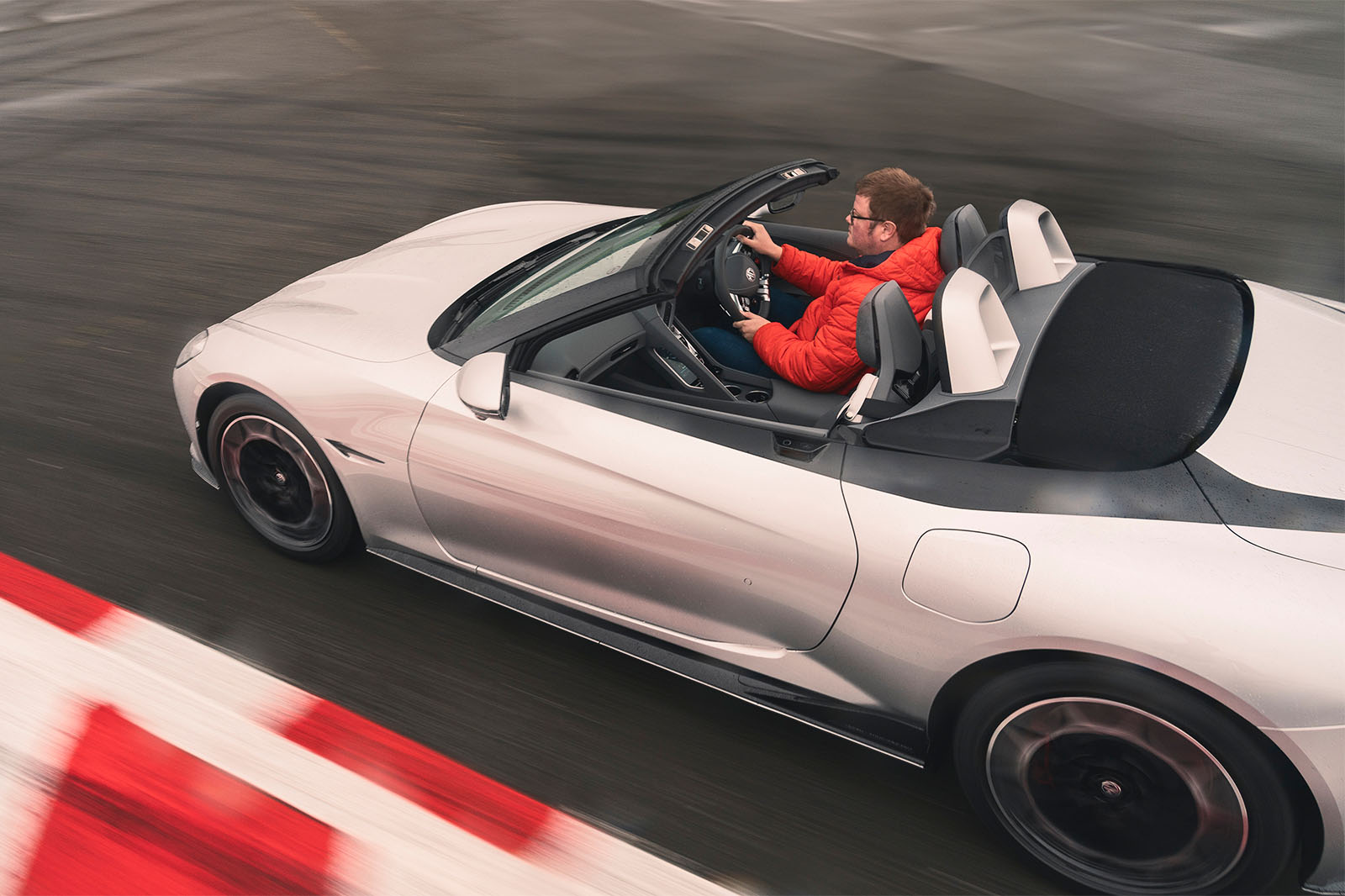 طراحی اسپرت و مدرن سایبرستر با تناسبات کلاسیک نمای جانبی ام جی سایبرستر قرمز رنگ در جاده