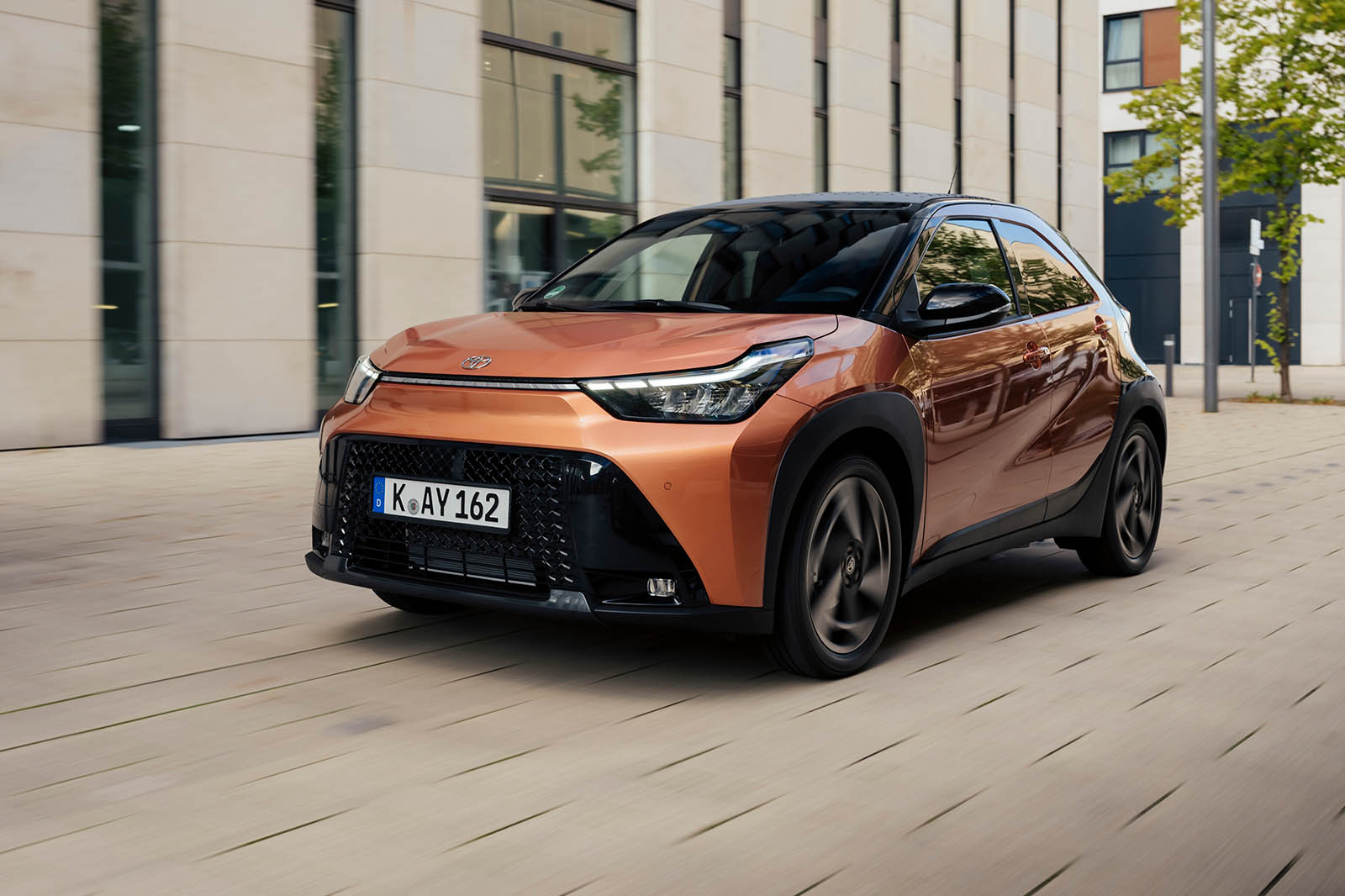 نمای جلو تویوتا آیگو ایکس در پیچ جاده