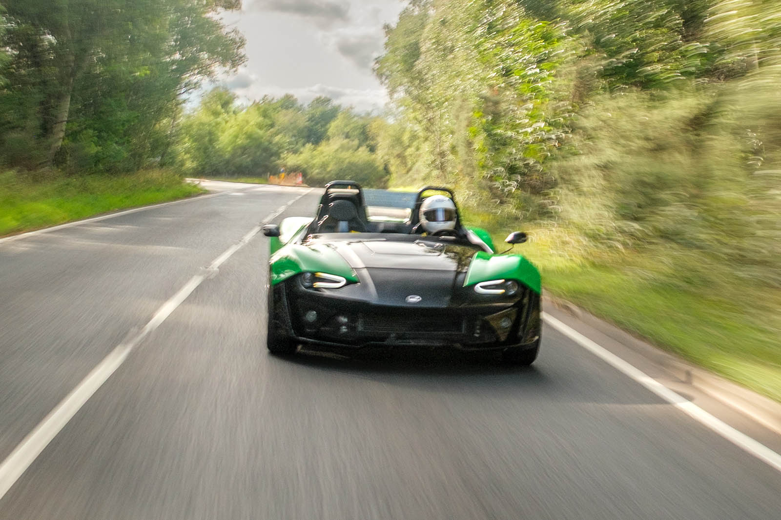 زینوس E10 در حال درفت در پیست