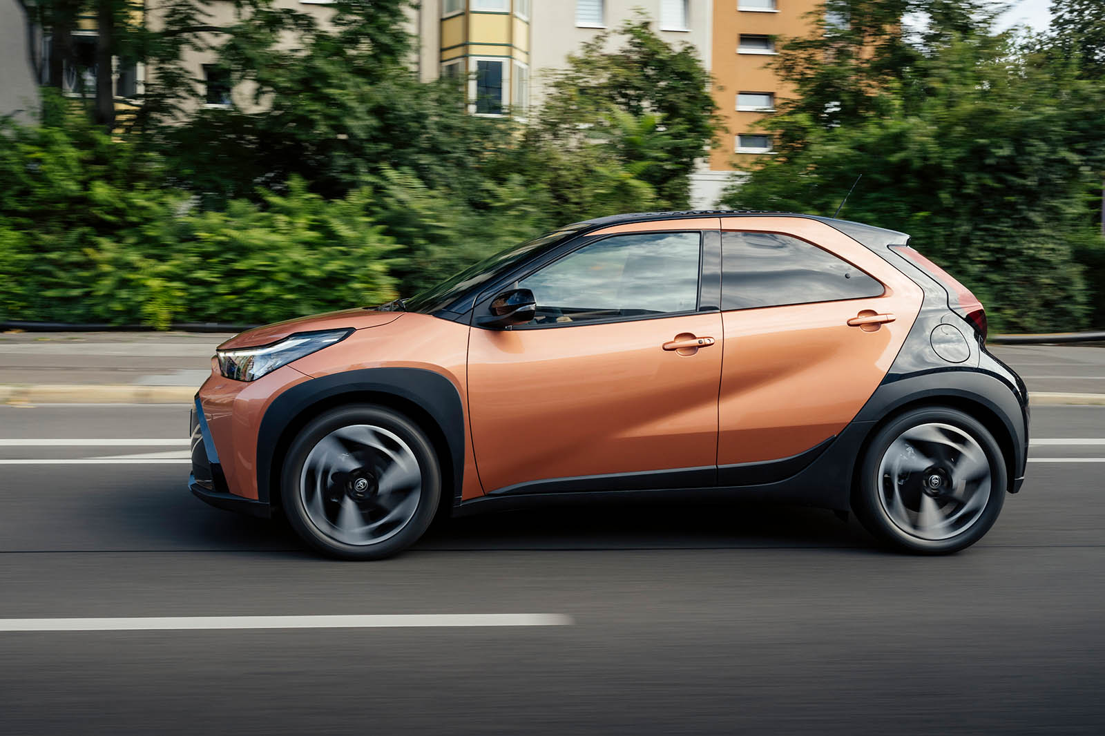 تویوتا آیگو ایکس ۲۰۲۵ نمای جانبی در حال حرکت