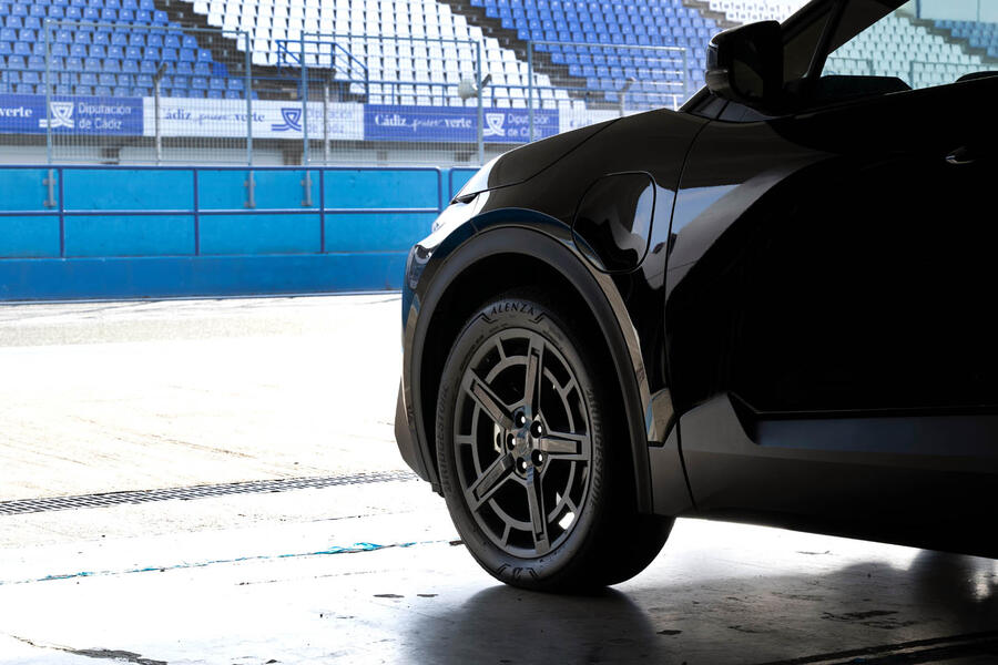 سوبارو آنچارتد ۲۰۲۵ نمای سه‌چهارم جلو در طبیعت