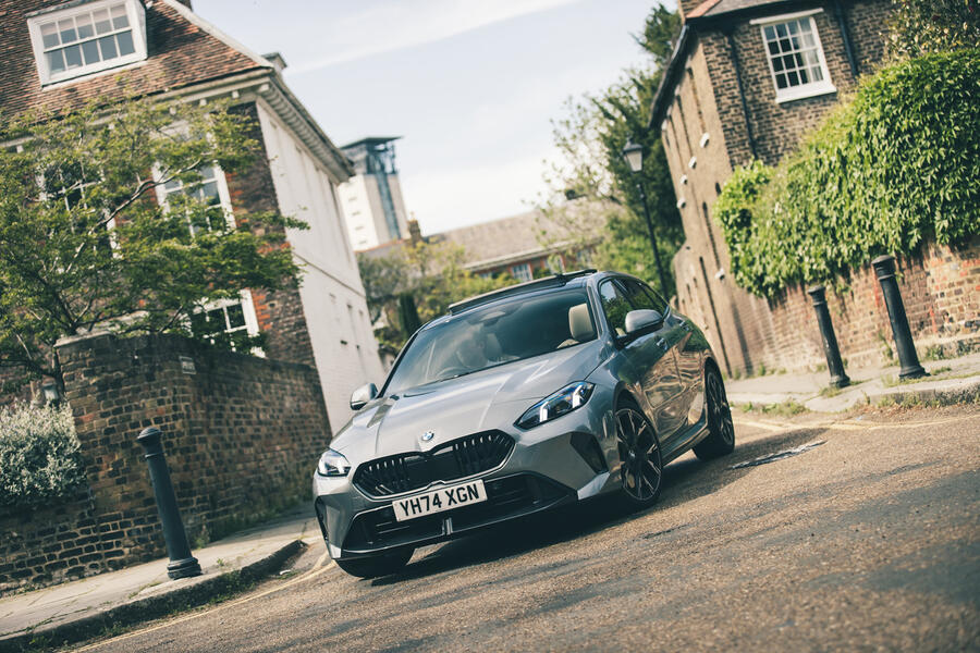 طراحی خارجی نسل چهارم بی ام و سری ۱ با رینگهای ۱۹ اینچی M نمای جانبی بی ام و ۱۲۰ خاکستری متالیک در نور روز