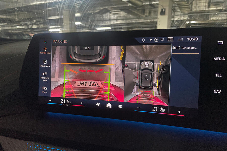 سیستم کمک پارک پیشرفته در بی ام و ۱۲۰ دوربین ۳۶۰ درجه و نمایشگر پارک خودکار بی ام و سری ۱