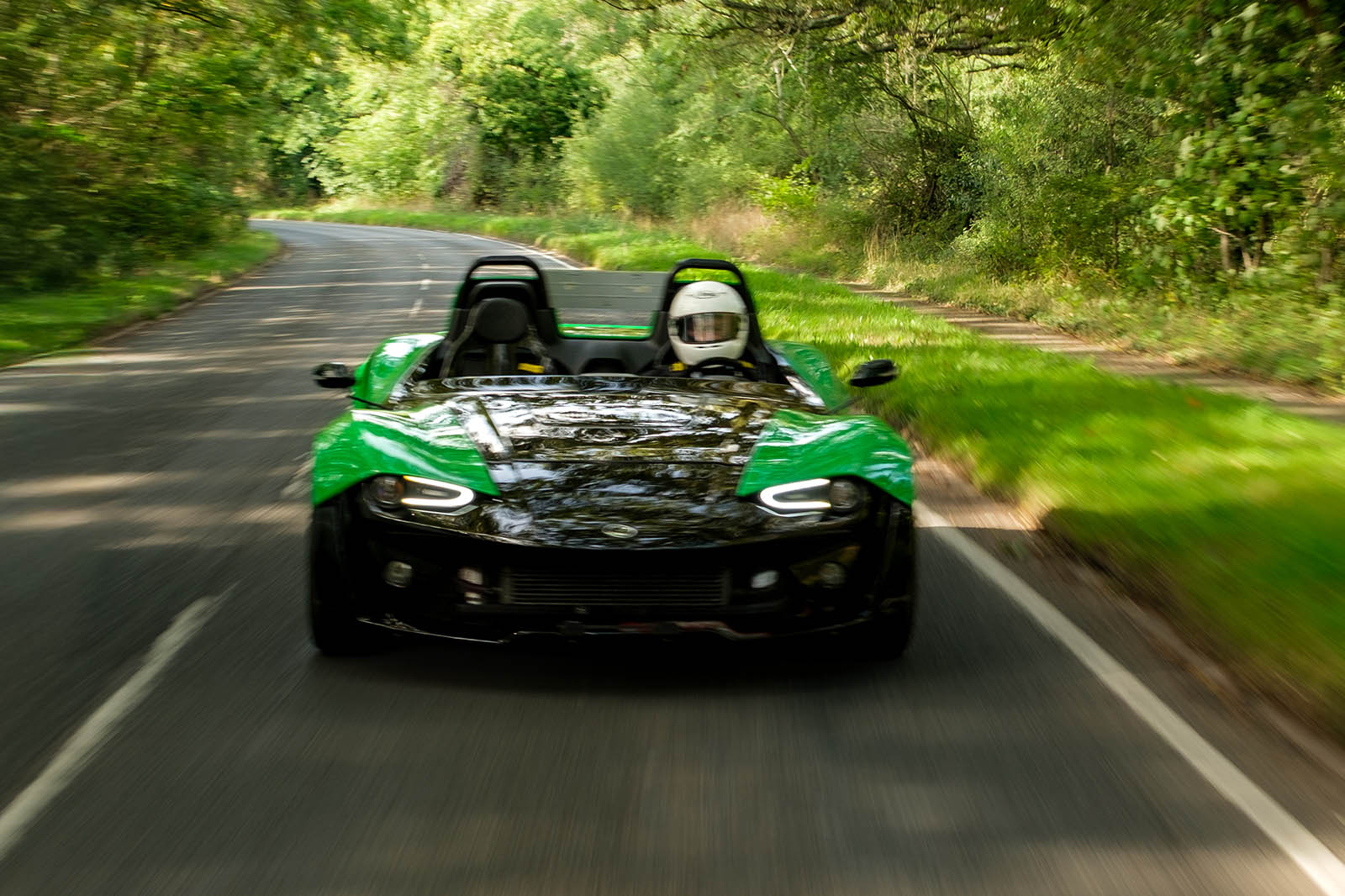 نمای جانبی زینوس E10 با شاسی آلومینیومی اکسترود شده