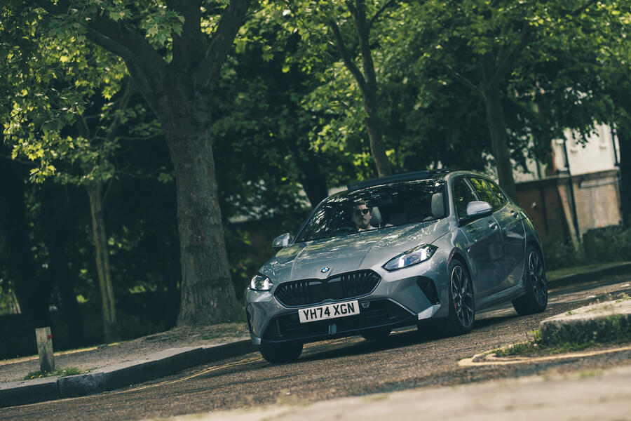 رانندگی پویا با بی ام و سری ۱ در مسیرهای خارج شهری بی ام و ۱۲۰ در جاده روستایی با پسزمینه سبز