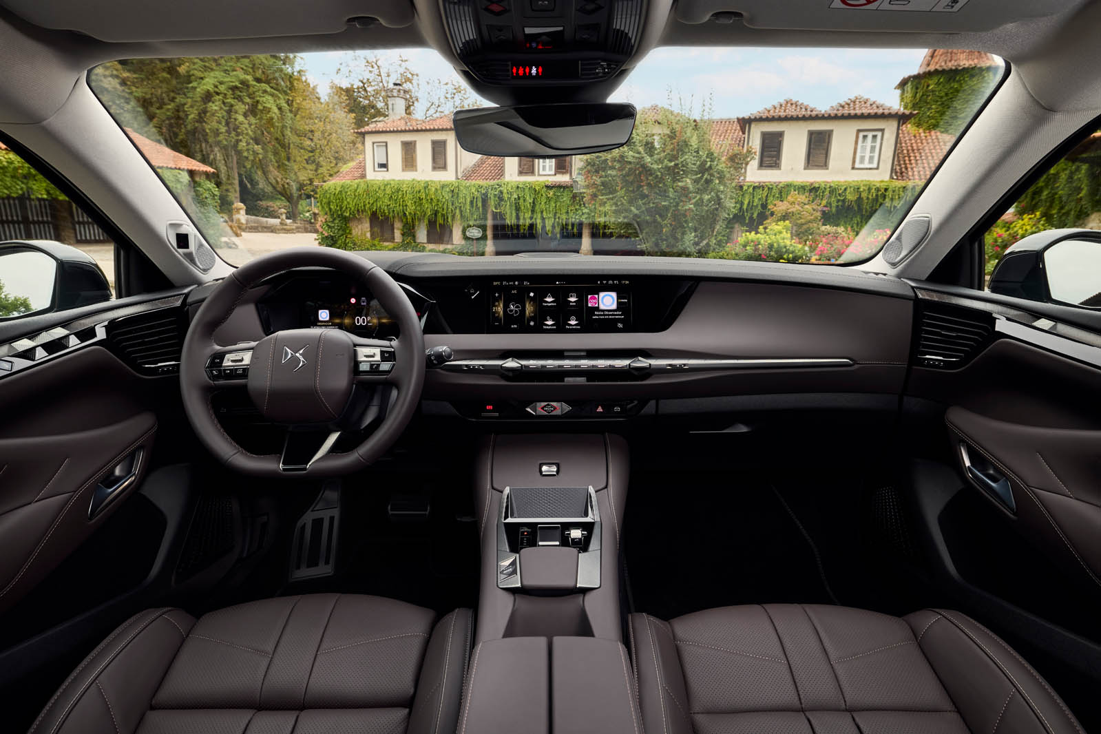 کابین لوکس با چرم ناپا و تریم چوبی