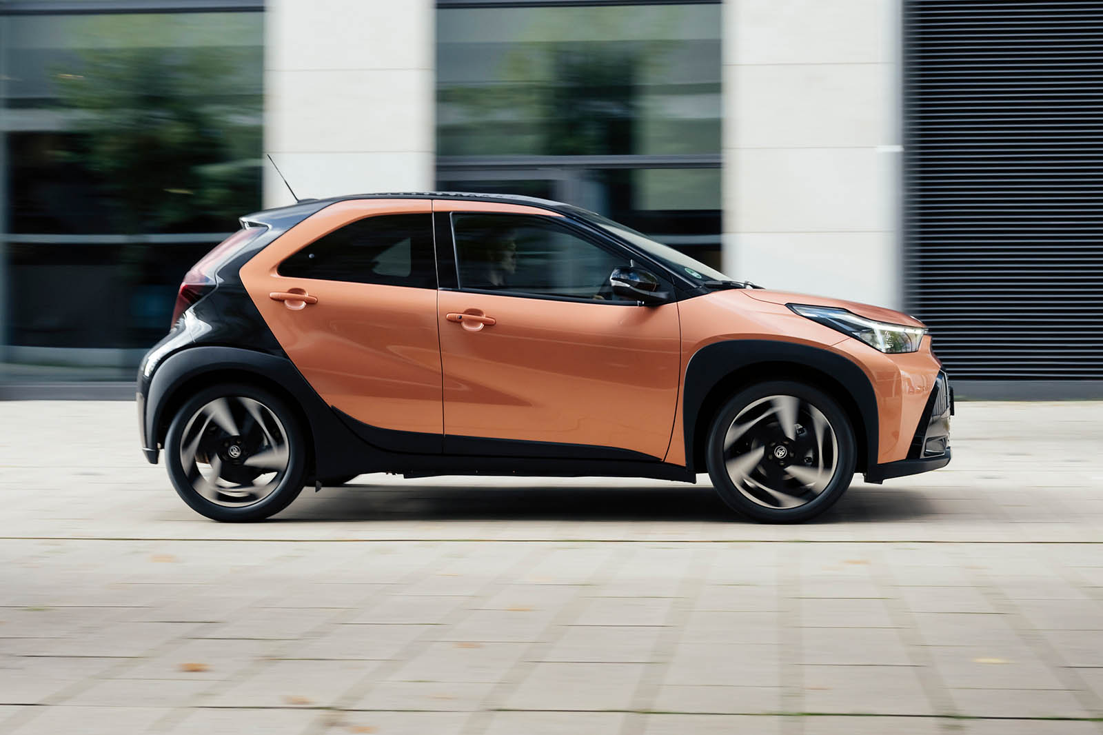 تویوتا آیگو ایکس ۲۰۲۵ در حال حرکت از زاویه جانبی