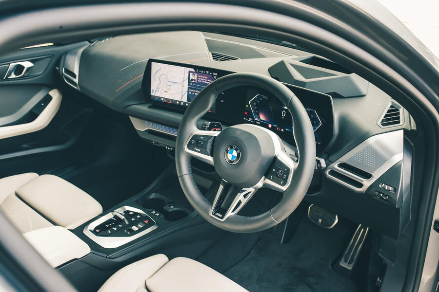 رابط کاربری iDrive OS9 و نمایشگر خمیده در سری ۱ نمایشگر دیجیتال تمام پیکربندی شده در بی ام و سری ۱