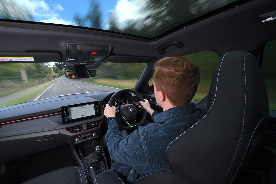 فضای داخلی روشن و جادار کامیک با صندلیهای اسپرت داخل کابین اشکودا کامیک مونته کارلو با سقف پانوراما