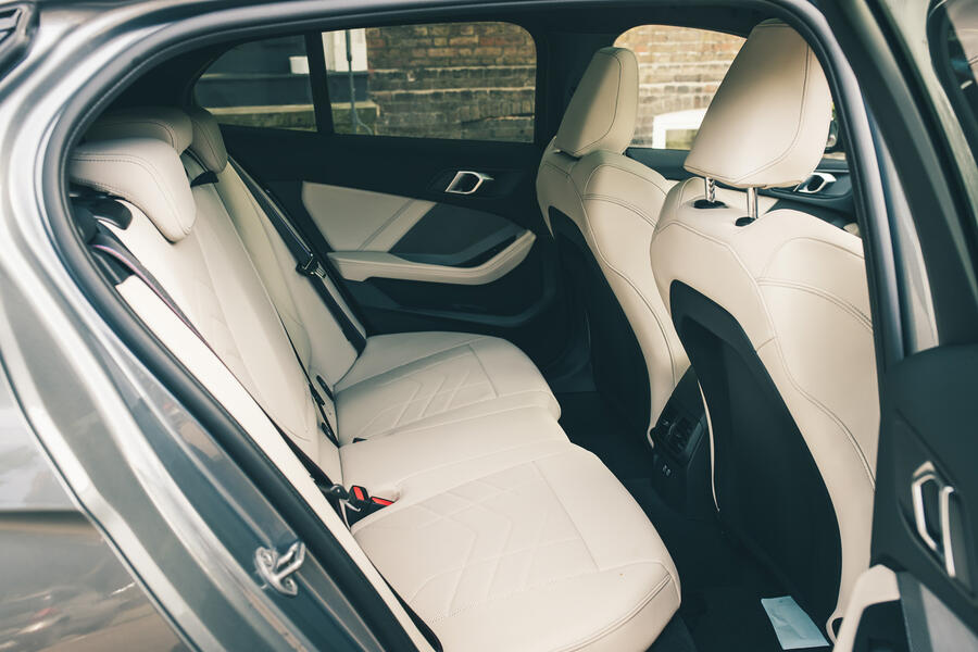 حس فضای باز و لوکس در کابین سری ۱ با رنگ روشن داخل کابین روشن بی ام و ۱۲۰ با سقف پانوراما باز