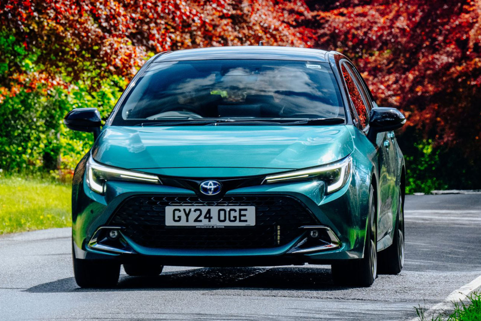 نمای جلو تویوتا کرولا در حال حرکت