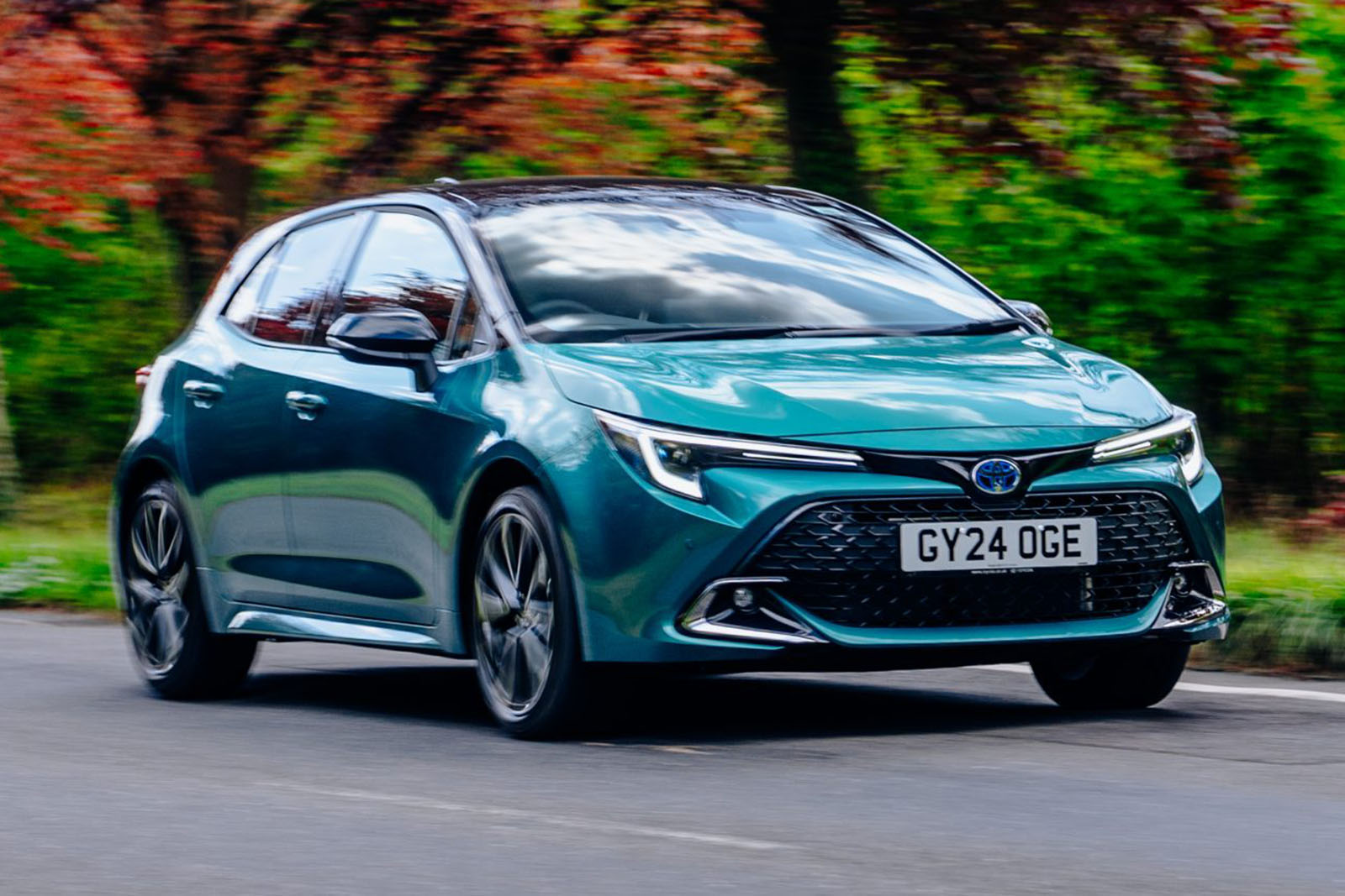 نمای سه‌ربع جلوی تویوتا کرولا در حال حرکت