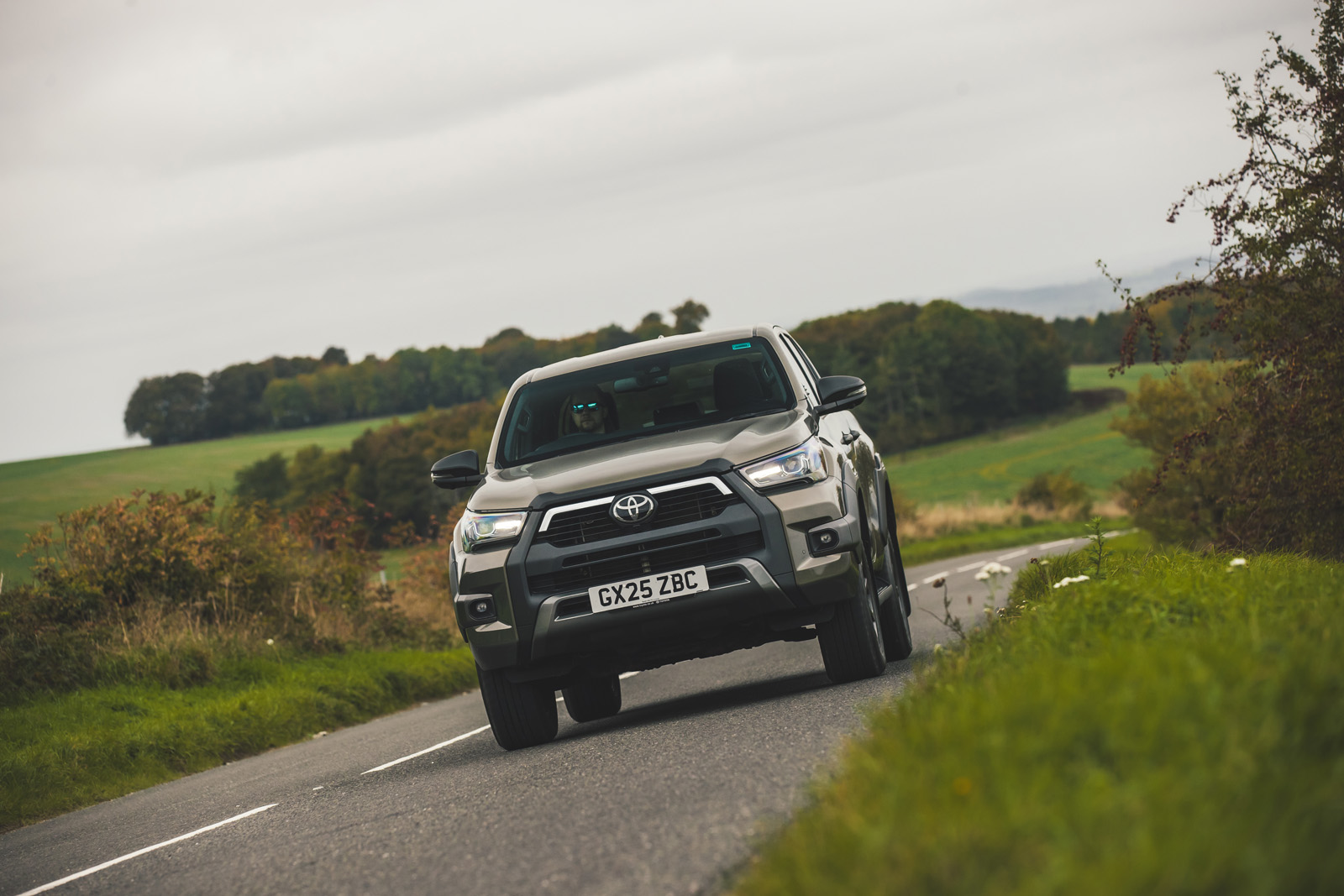 تویوتا هایلوکس اینوینسیبل 2025 در حرکت جانبی