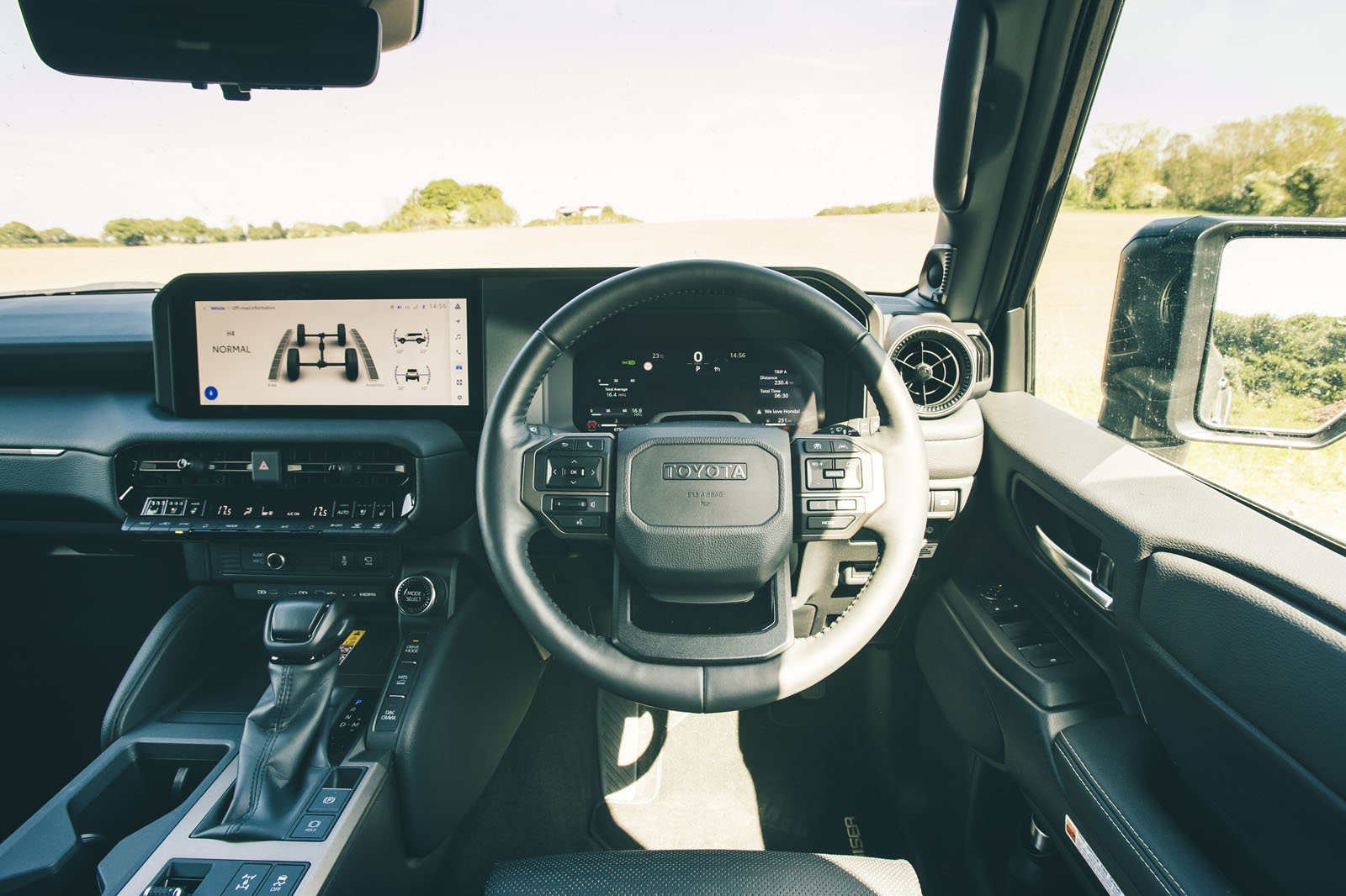 نمای داشبورد تویوتا لندکروزر 2025