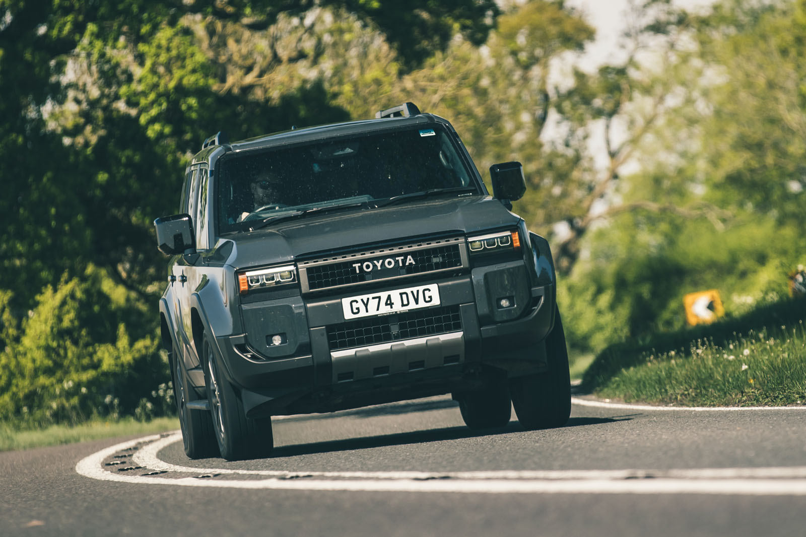 نمای جلو تویوتا لندکروزر 2025