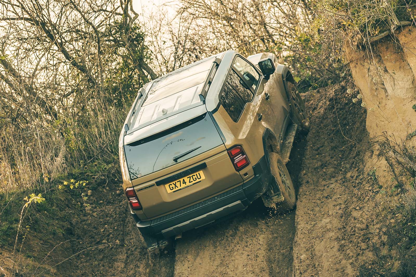 نمای عقب تویوتا لندکروزر در مسیر شیب دار