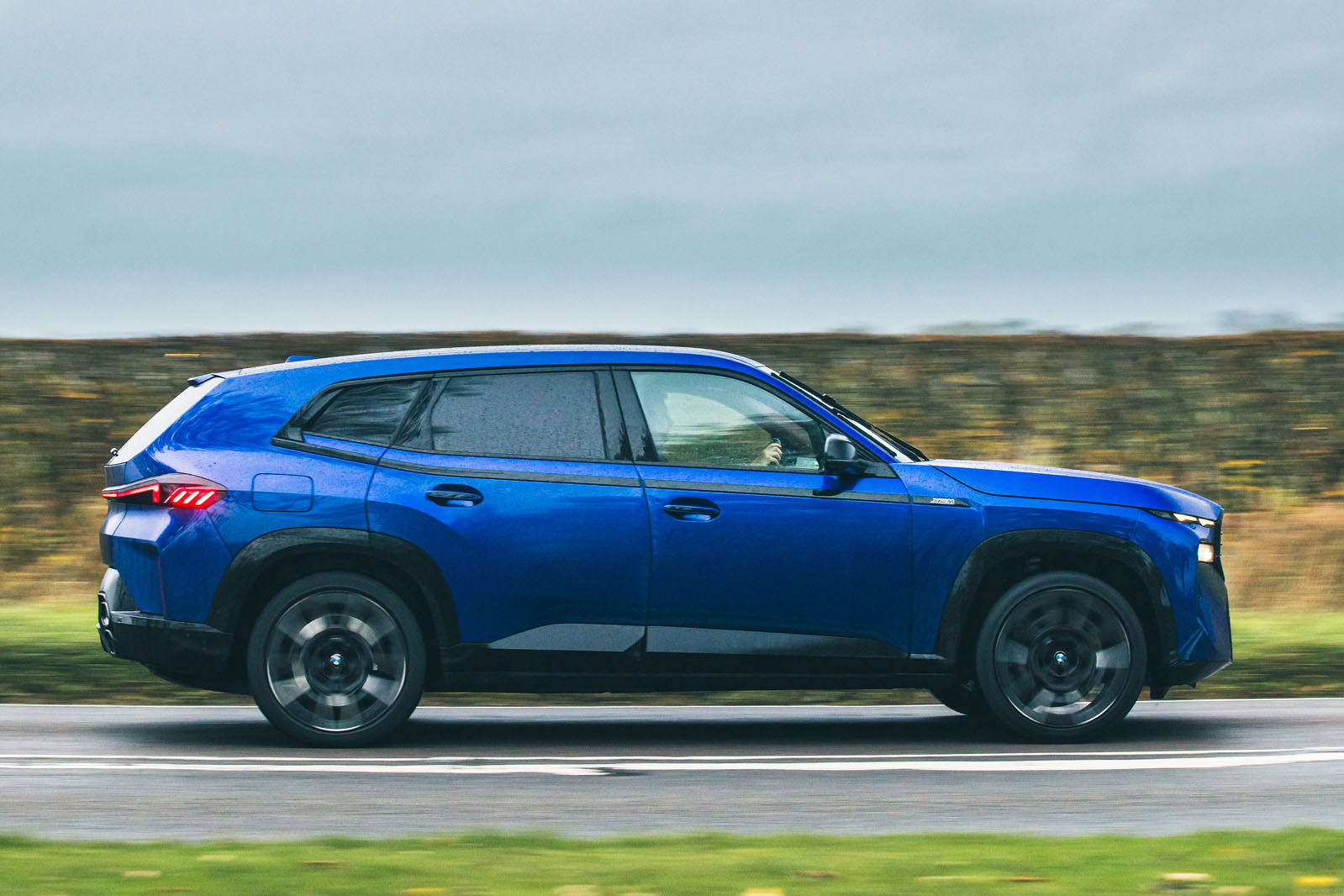 بررسی بی ام و XM 2025 نمای 002