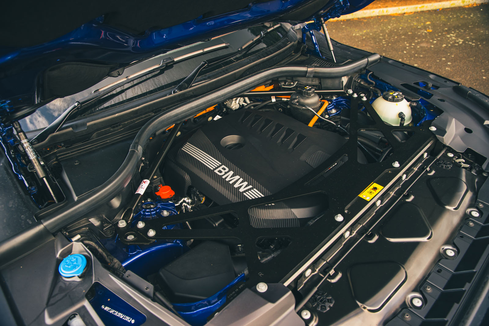 بررسی بی ام و XM 2025 نمای 021