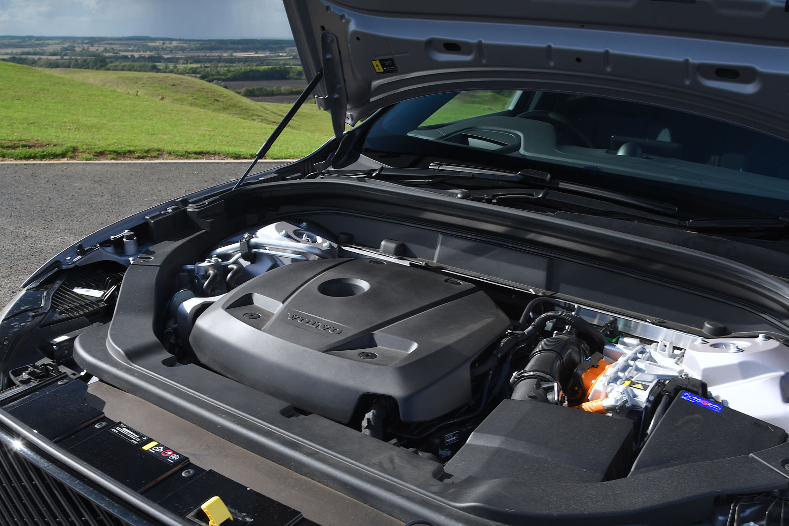 نمای فنی ولوو XC60 مدل 2025