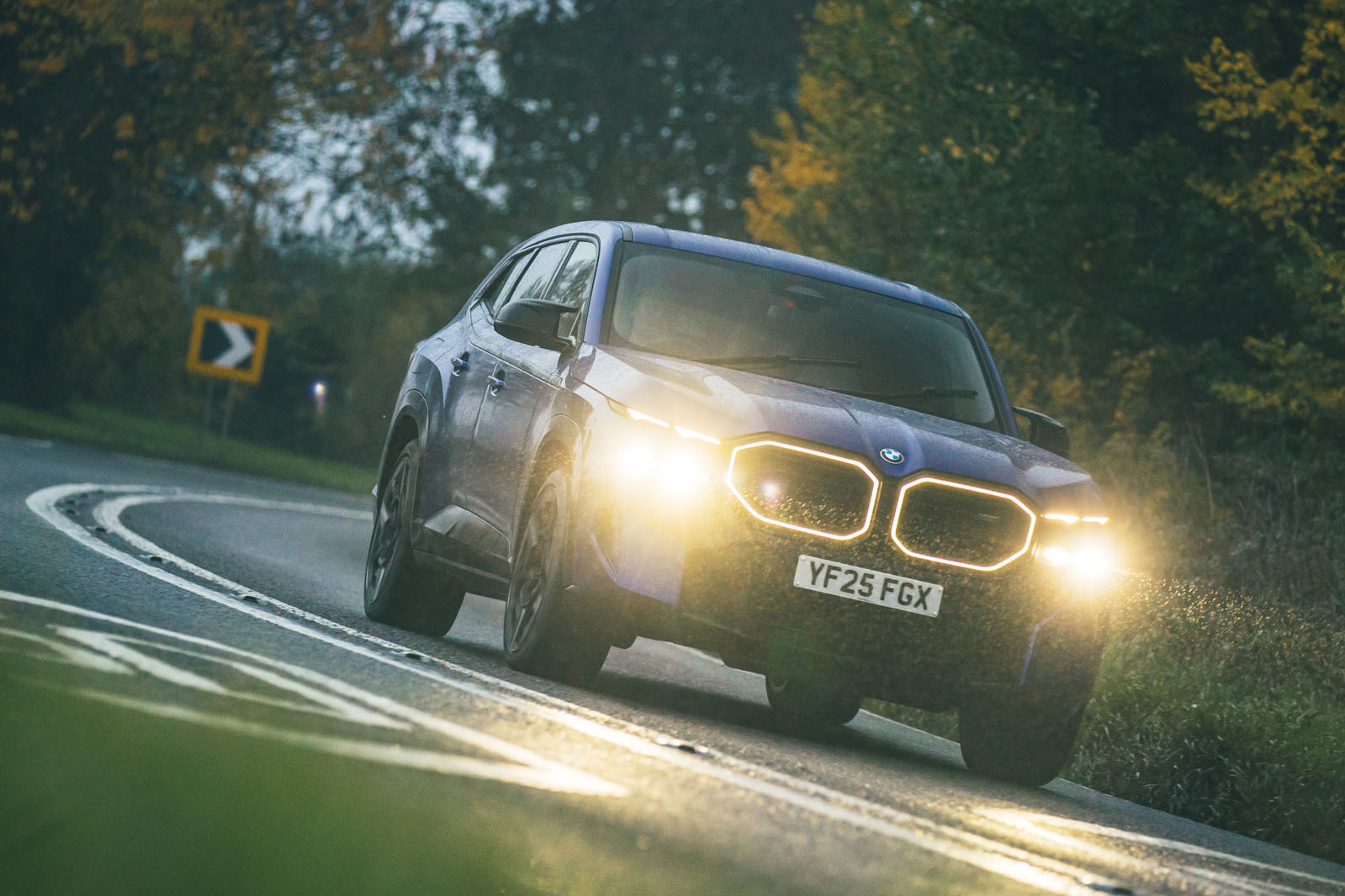 بررسی بی ام و XM 2025 نمای 024