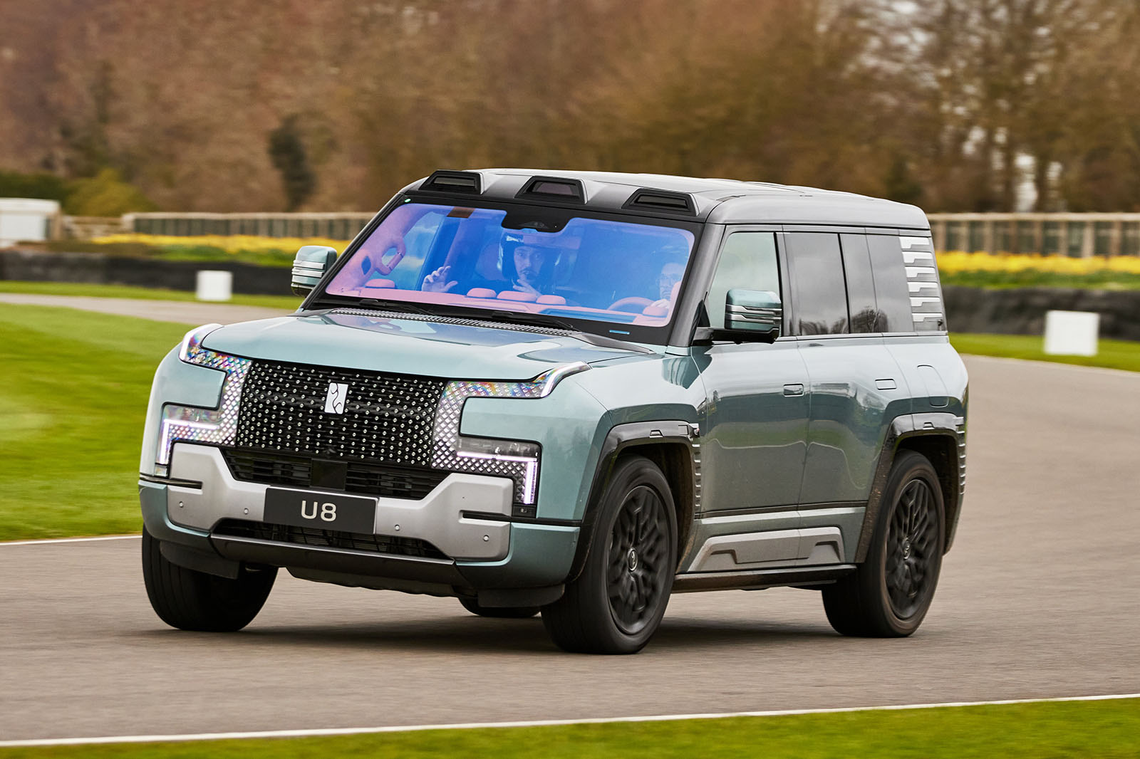 یانگ‌وانگ U8 در پیچ از نمای جلو