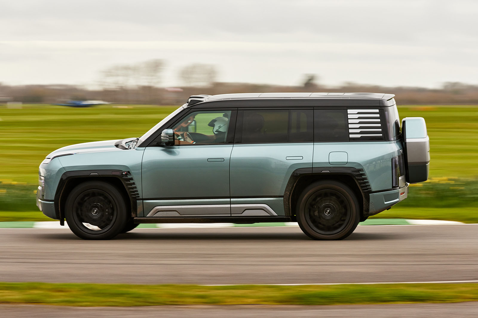 نمای جانبی یانگ‌وانگ U8 در حرکت