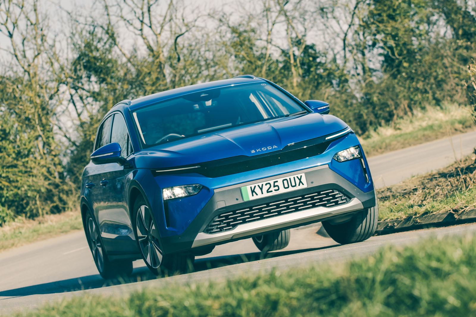 نمای گوشه جلو در حال حرکت