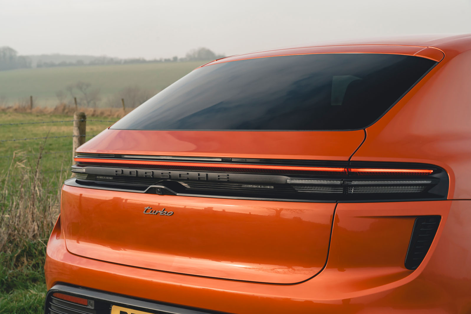 جزئیات بخش عقب پورشه ماکان توربو الکتریکی ۲۰۲۵