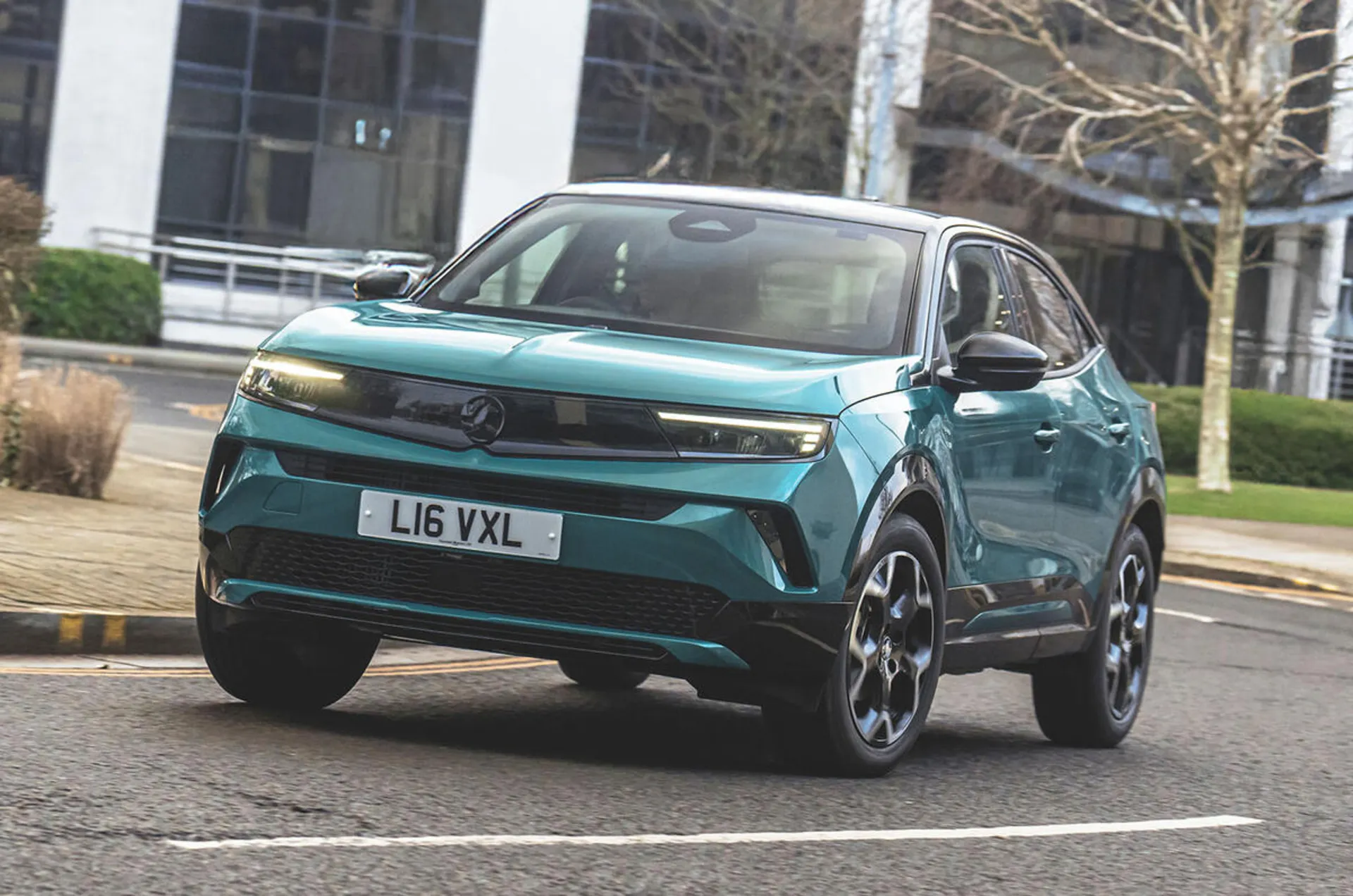 نمای سه‌چهارم جلو اوپل موکا الکتریکی ۲۰۲۵ در حال حرکت