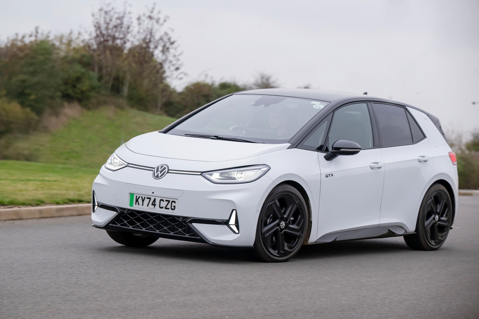 فولکس واگن ID.۳ GTX در حال پیچیدن از جلو