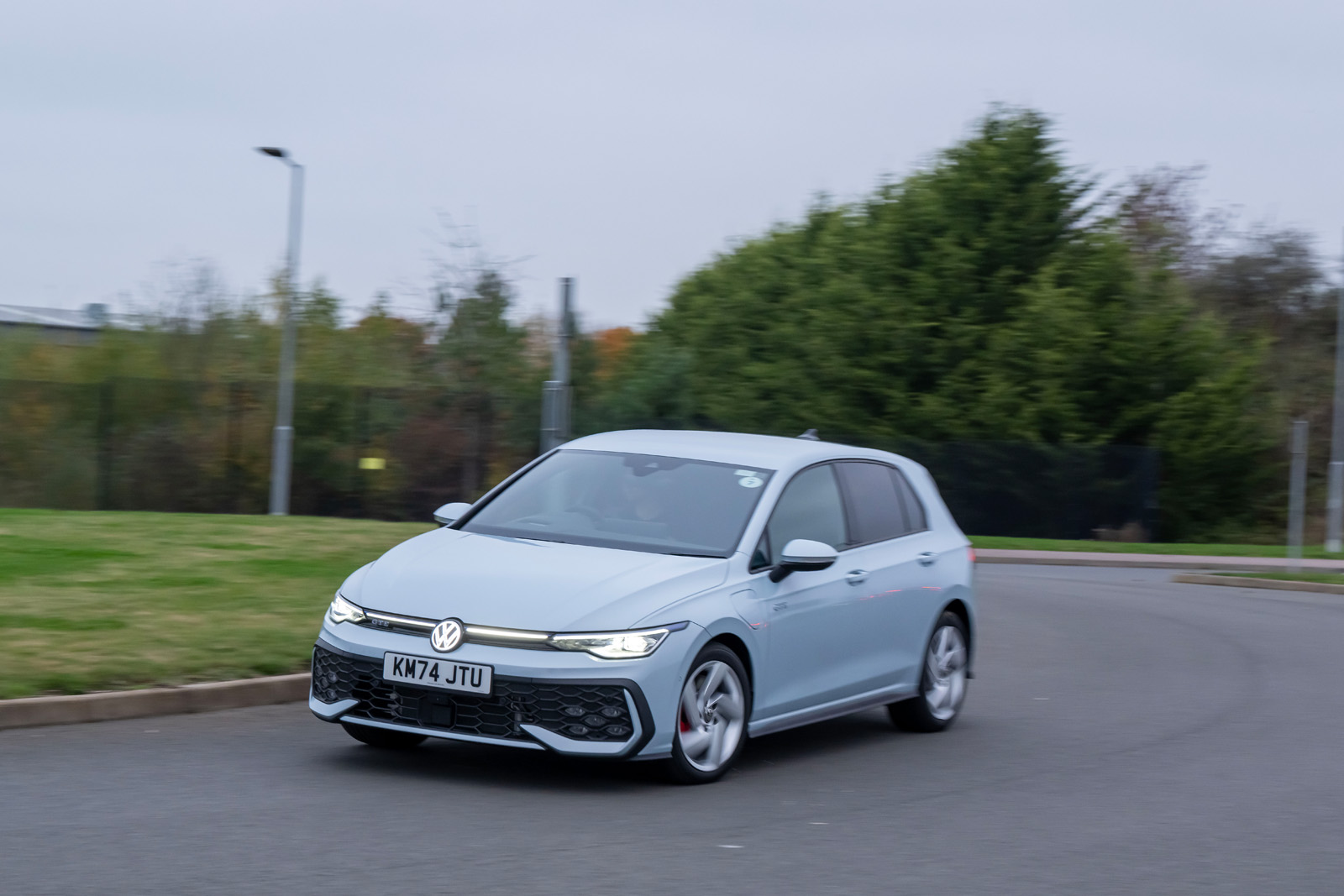 گلف GTE در حال رانندگی تهاجمی