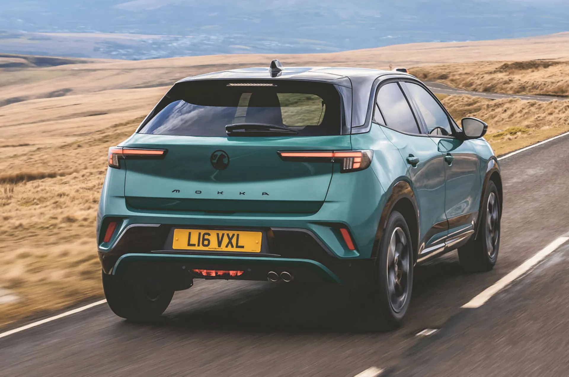 نمای سه‌چهارم عقب اوپل موکا الکتریکی ۲۰۲۵