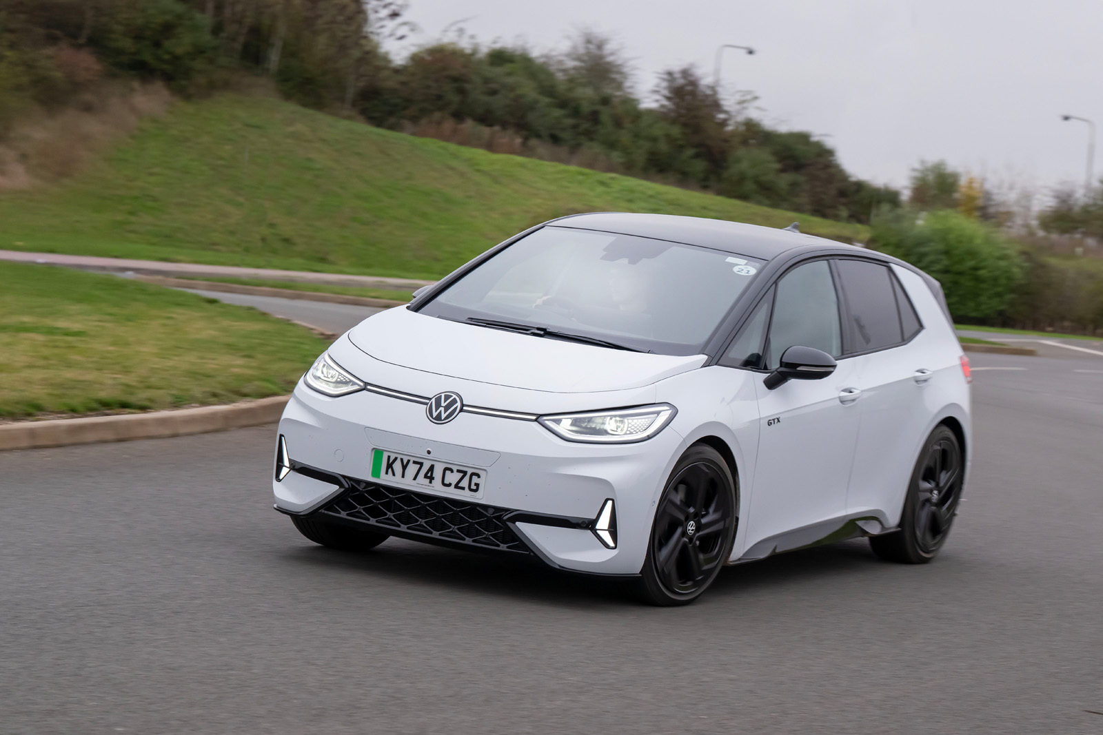 فولکس واگن ID.۳ GTX در پیچ تند