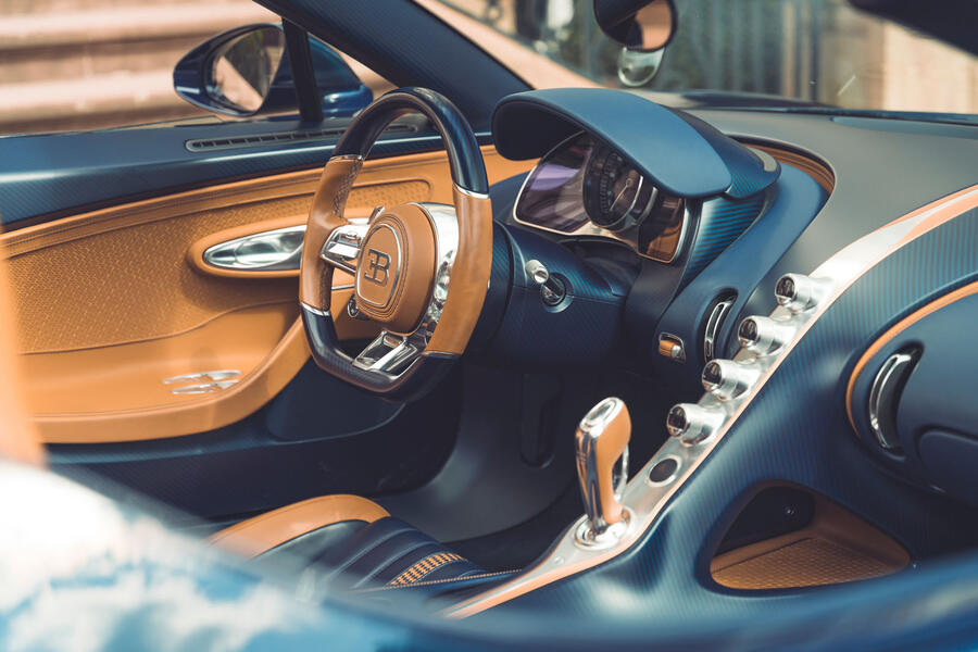 بررسی Bugatti Mistral 2025 - کابین داخلی