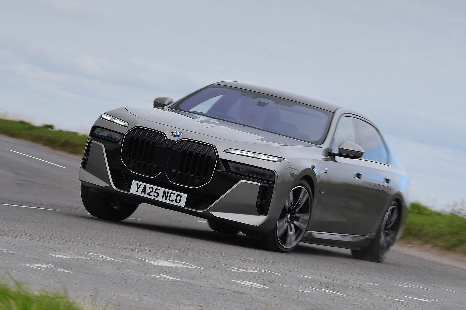 بررسی BMW سری 7 2025 - عکس 30