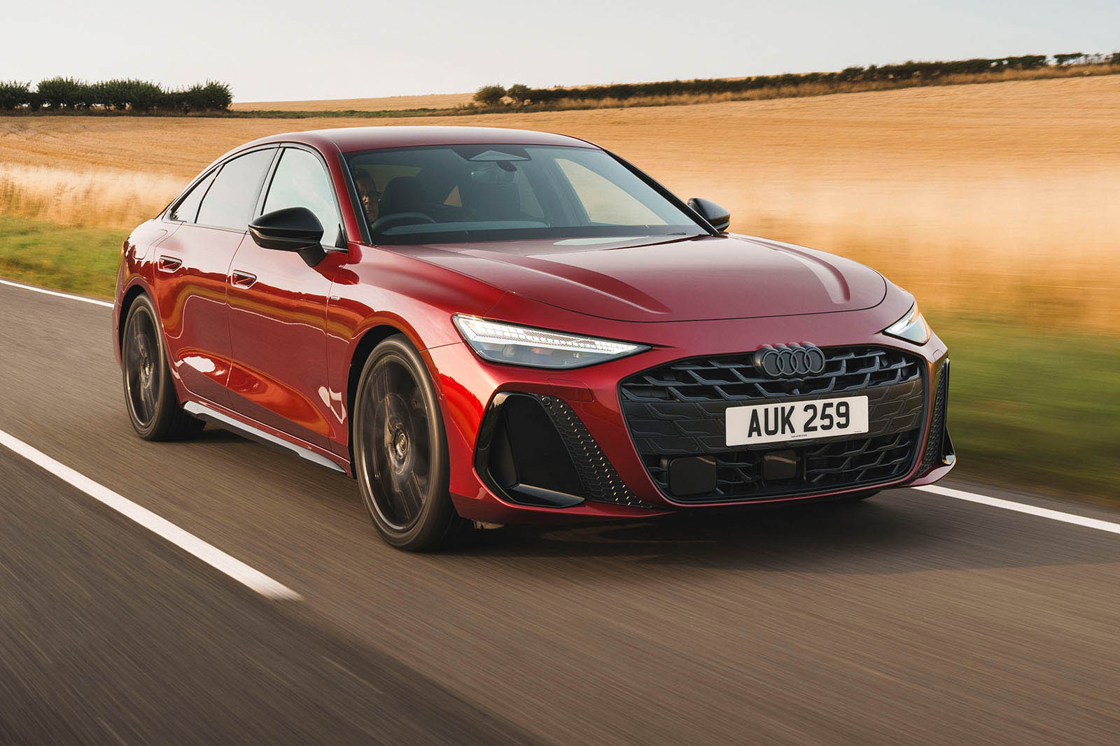 نمای جلوی آئودی A6 2025 در حال حرکت در جاده