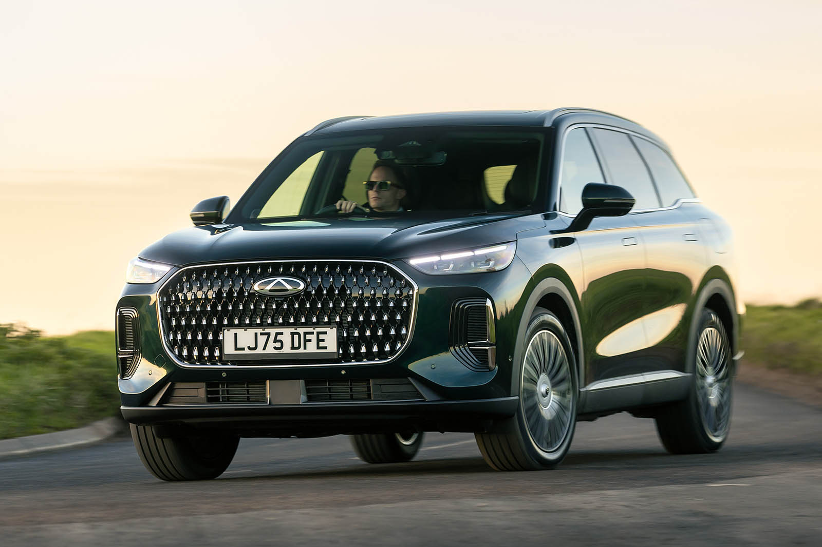 نمای جلوی چری تیگو 9 مدل 2025 در جاده