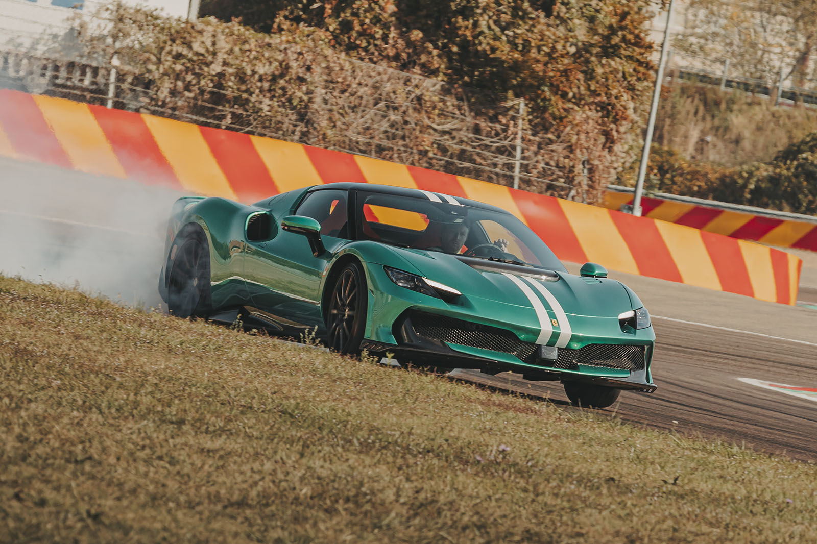 فراری 296 اسپشیال 2025 - نمای جانبی در حرکت