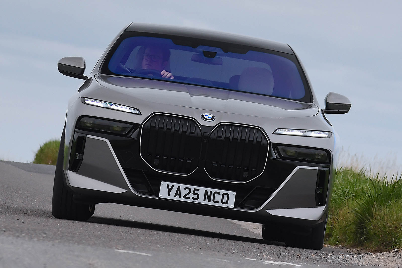 بررسی BMW سری 7 2025 - عکس 29