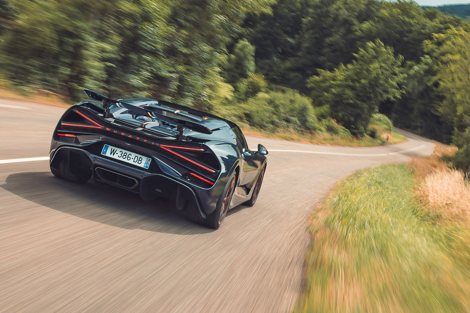 بررسی Bugatti Mistral 2025 - عکس شماره 2