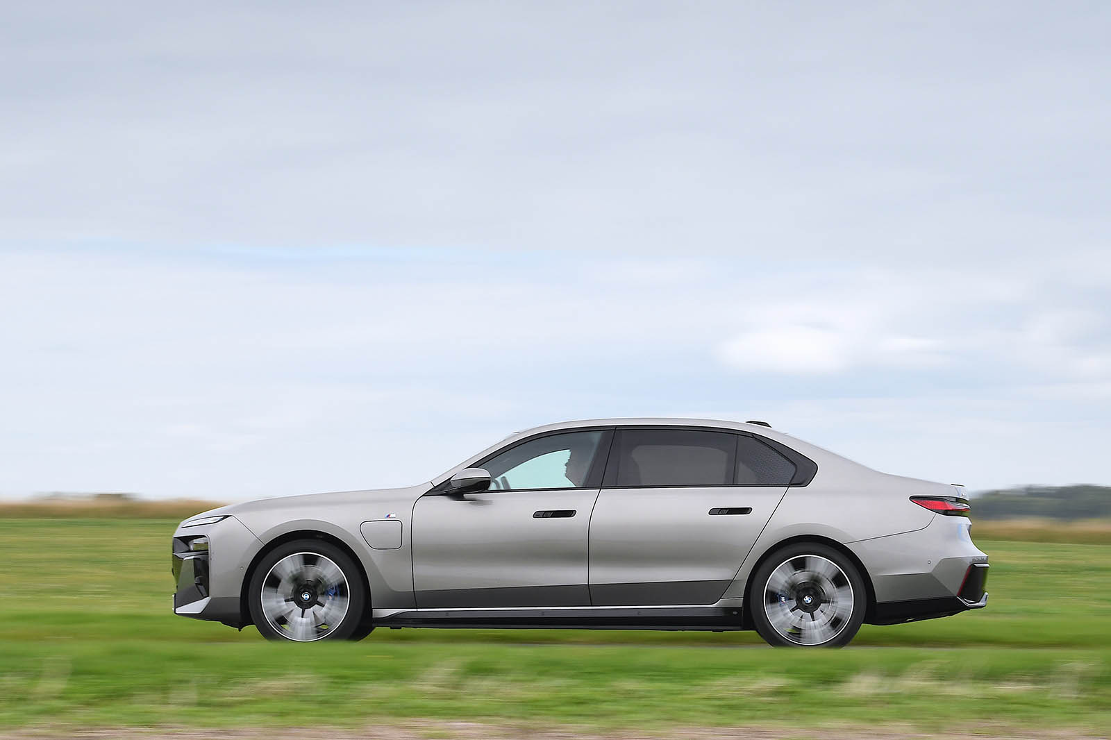 بررسی BMW سری 7 2025 - عکس 34