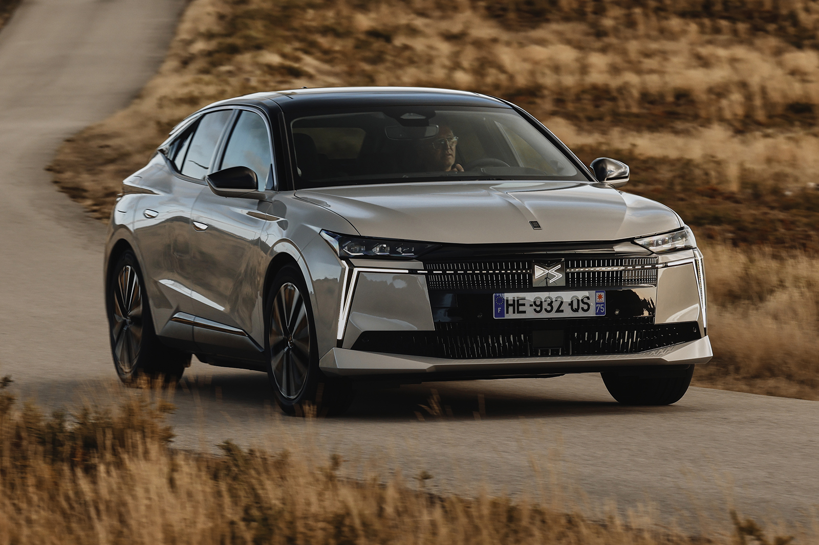 نمای جلو DS No4 E-Tense 2025 با امضای نوری جدید