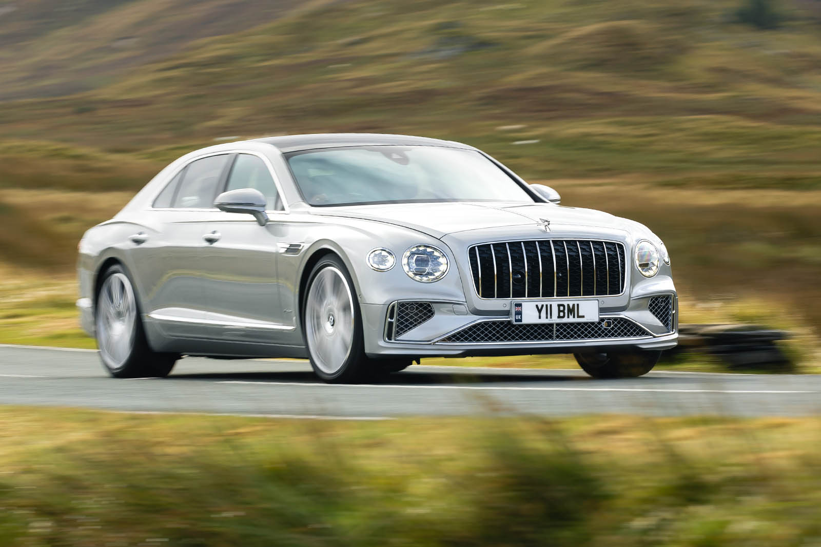 تصویر بررسی بنتلی فلایینگ اسپور هیبریدی مدل 2025 شماره ۰۱