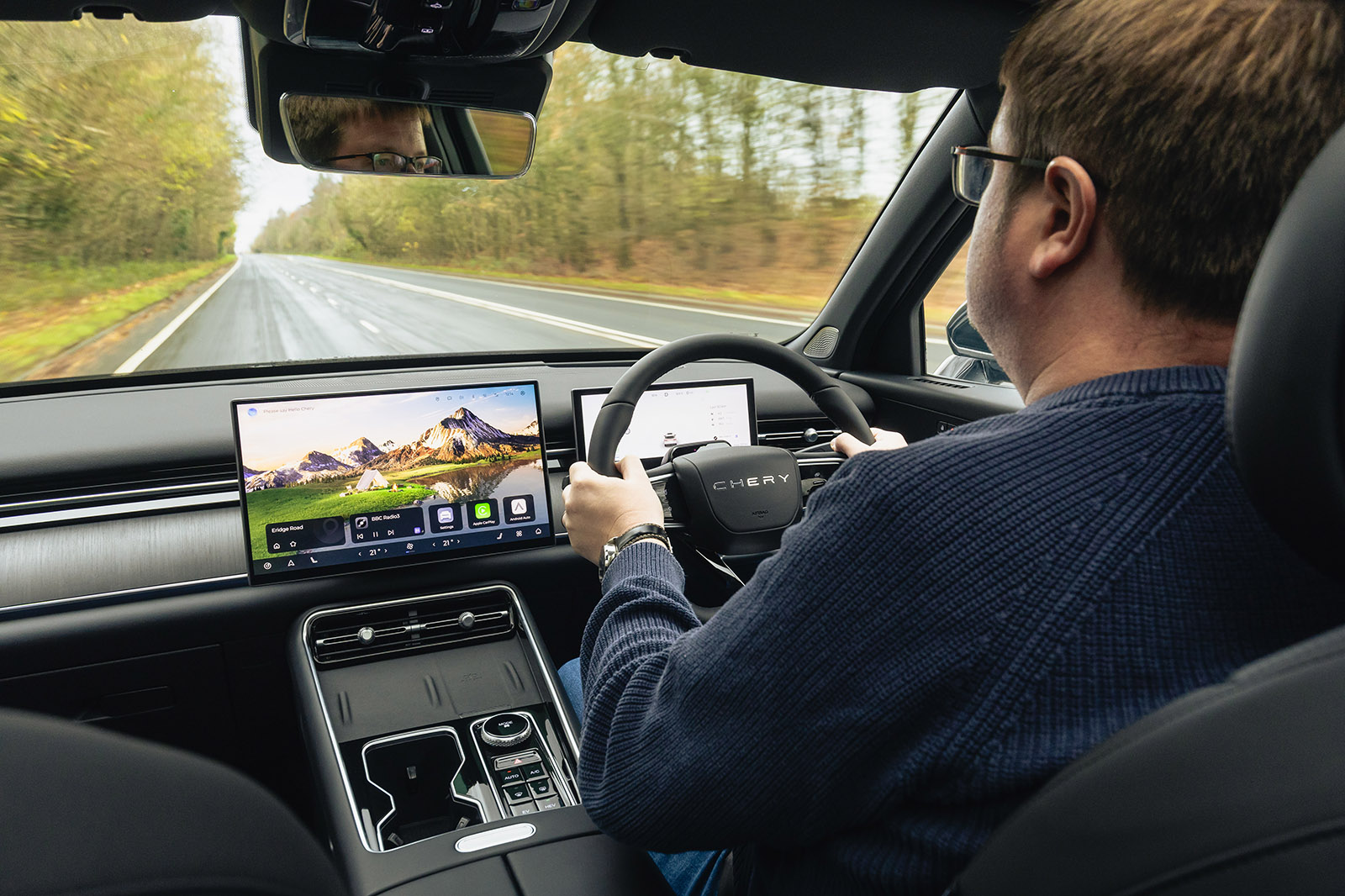 نمای سه ربع جلوی تیگو 9 در محیط طبیعی