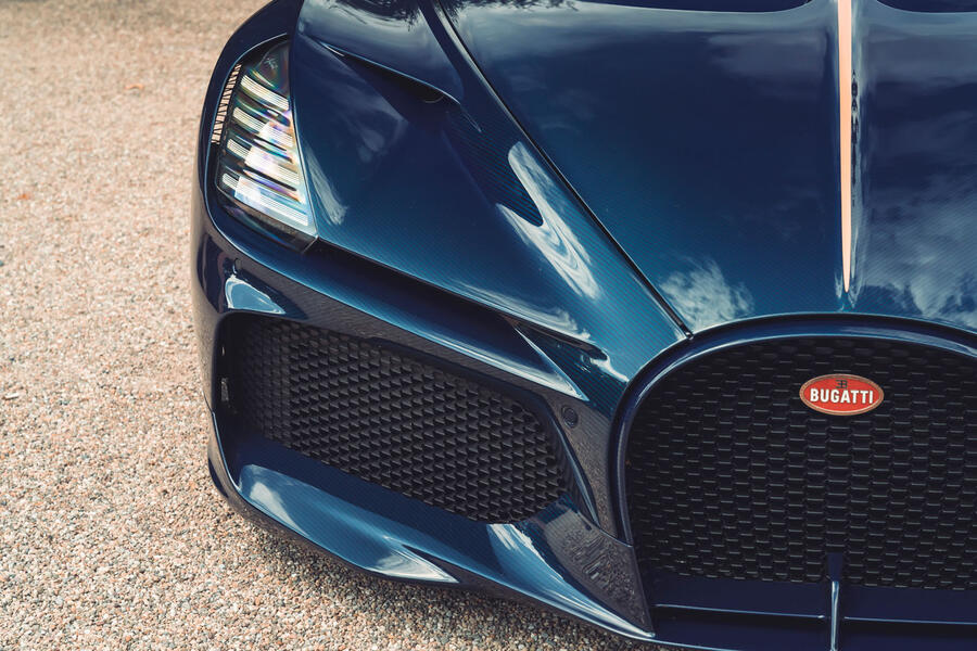 بررسی Bugatti Mistral 2025 - نمای جانبی