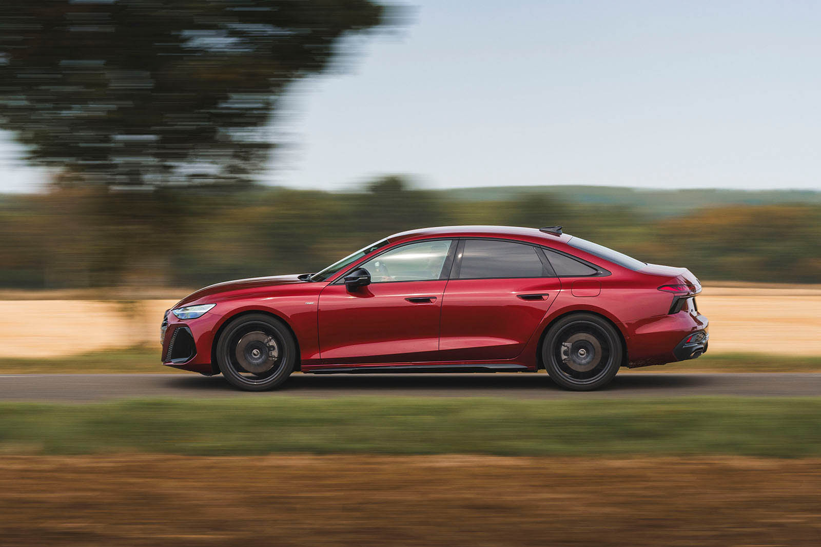 نمای پانورامای جانبی آئودی A6 در سرعت